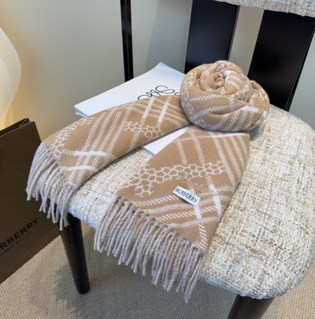 Burberry · 巴宝莉围巾❗️好看的要疯掉了，太有型太有魅力了❗️❗️非常斯文时尚的秋冬单品！真的
