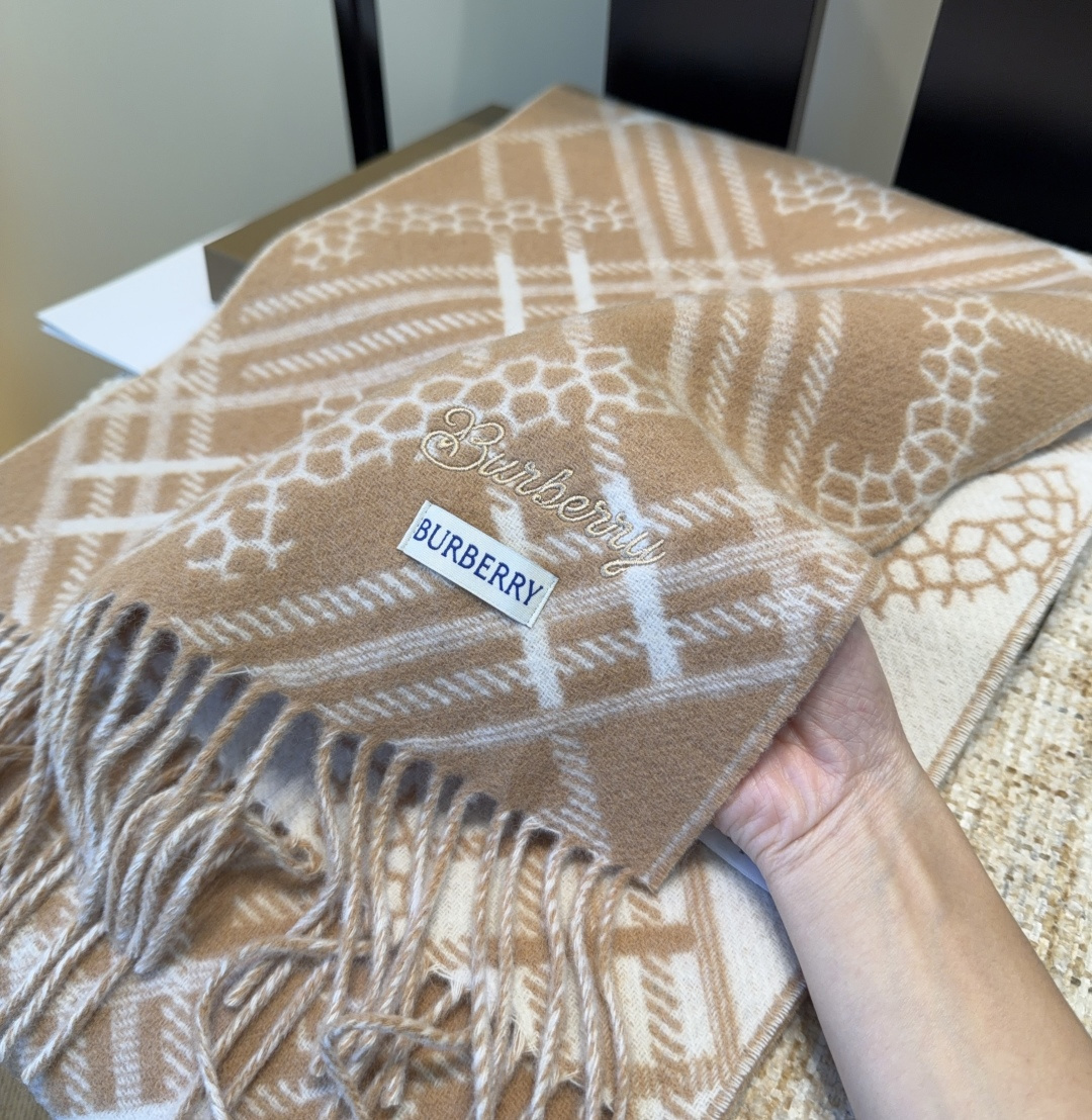 Burberry · 巴宝莉围巾❗️好看的要疯掉了，太有型太有魅力了❗️❗️非常斯文时尚的秋冬单品！真的