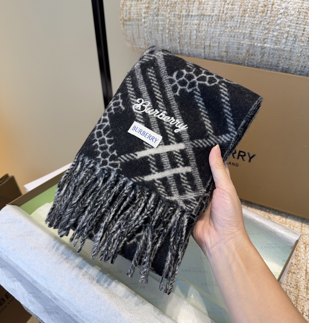 Burberry · 巴宝莉围巾❗️好看的要疯掉了，太有型太有魅力了❗️❗️非常斯文时尚的秋冬单品！真的