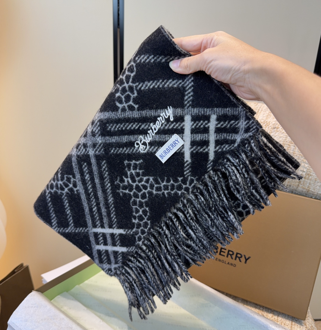 Burberry · 巴宝莉围巾❗️好看的要疯掉了，太有型太有魅力了❗️❗️非常斯文时尚的秋冬单品！真的