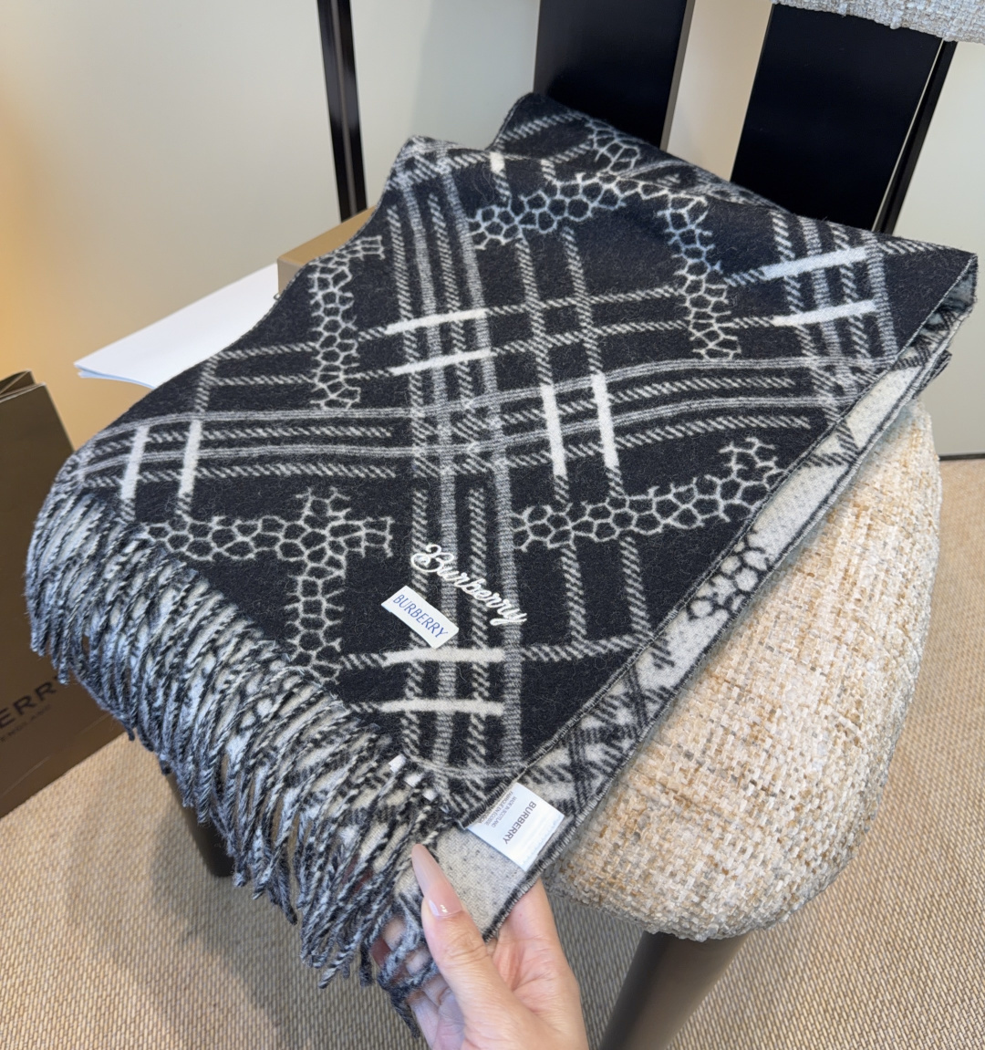 Burberry · 巴宝莉围巾❗️好看的要疯掉了，太有型太有魅力了❗️❗️非常斯文时尚的秋冬单品！真的