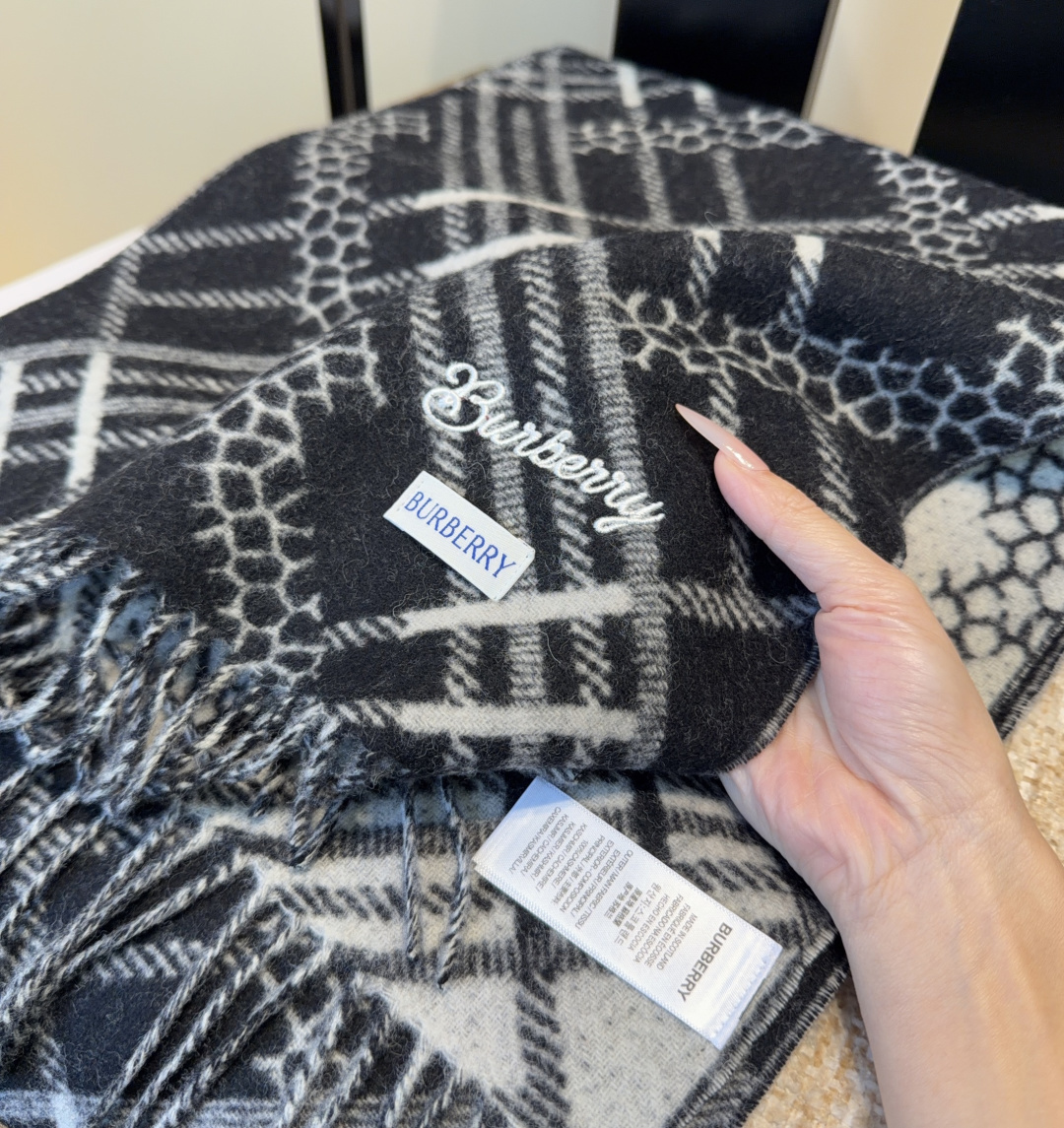 Burberry · 巴宝莉围巾❗️好看的要疯掉了，太有型太有魅力了❗️❗️非常斯文时尚的秋冬单品！真的