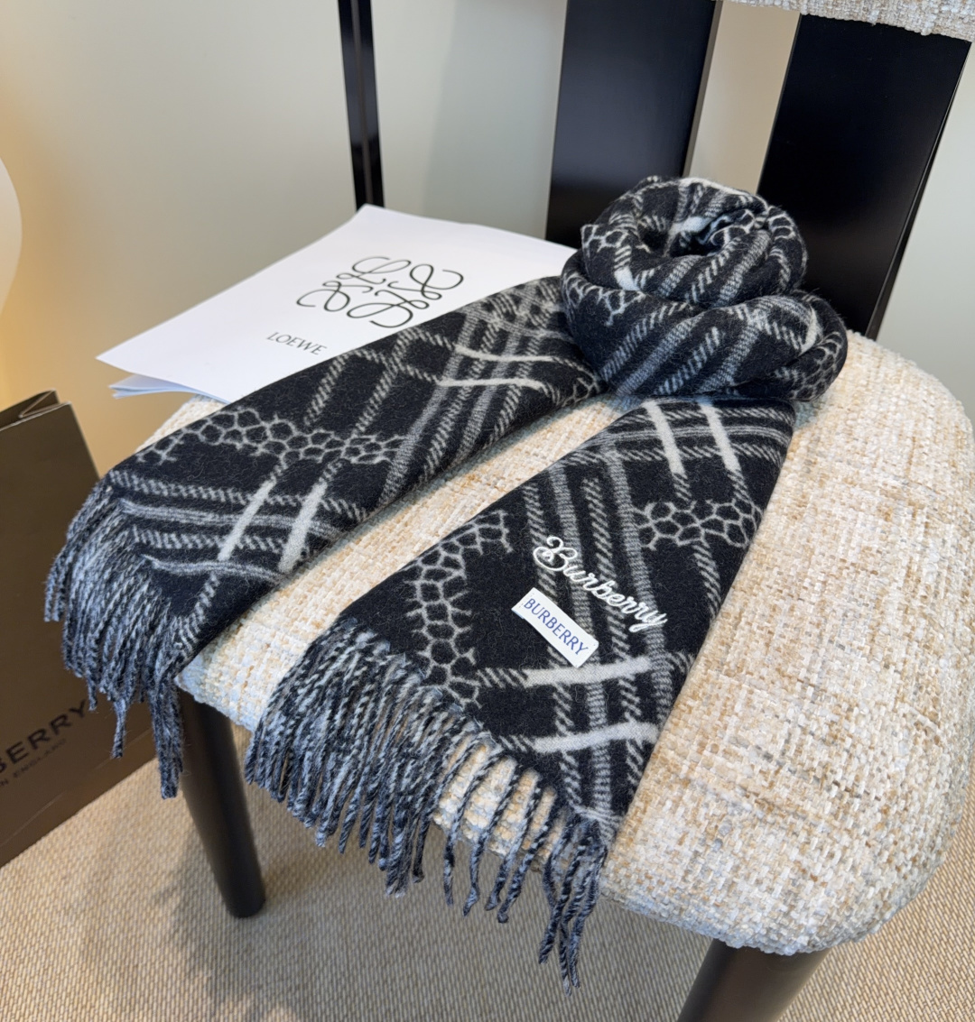 Burberry · 巴宝莉围巾❗️好看的要疯掉了，太有型太有魅力了❗️❗️非常斯文时尚的秋冬单品！真的