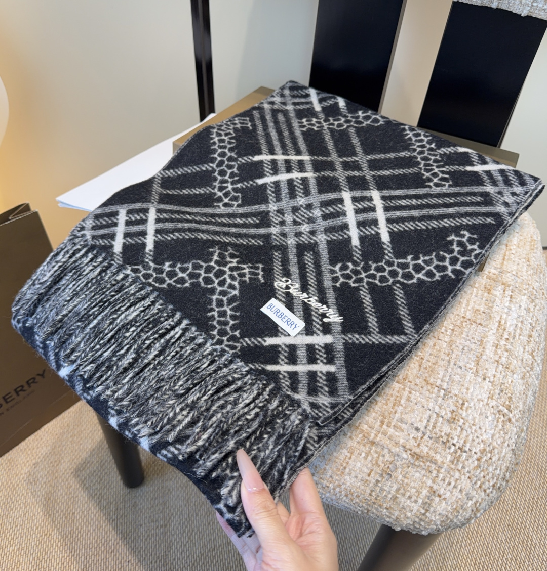 Burberry · 巴宝莉围巾❗️好看的要疯掉了，太有型太有魅力了❗️❗️非常斯文时尚的秋冬单品！真的