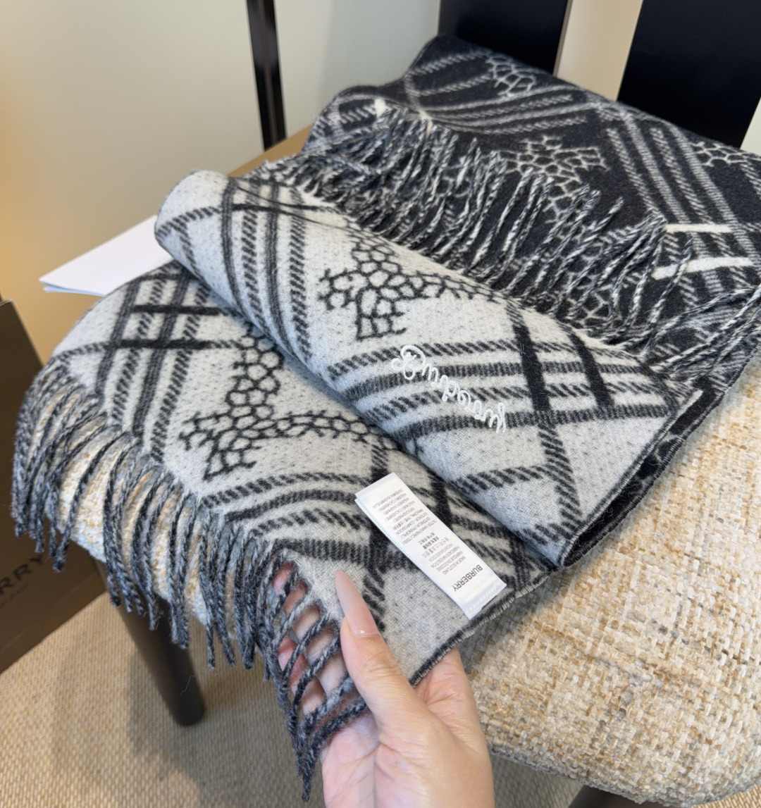 Burberry · 巴宝莉围巾❗️好看的要疯掉了，太有型太有魅力了❗️❗️非常斯文时尚的秋冬单品！真的