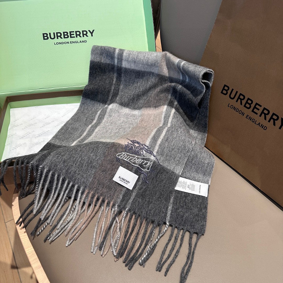 Burberry · 巴宝莉格子围巾❗️好看的要疯掉了，太有型太有魅力了❗️❗️非常斯文时尚的秋冬单品！