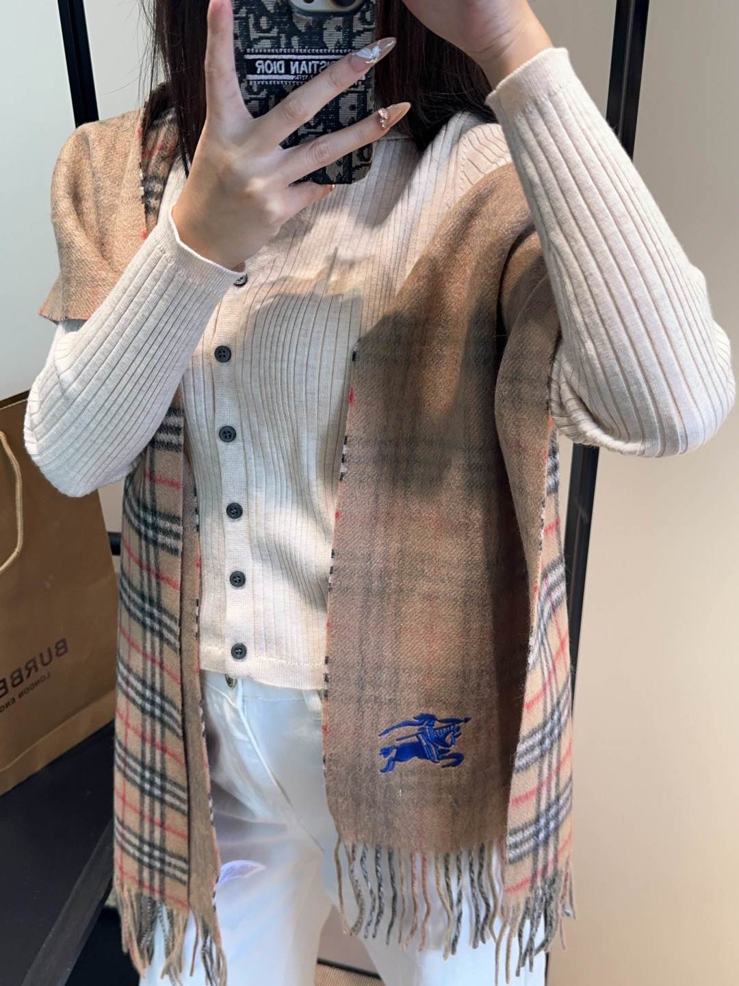 Burberry · 巴宝莉格子围巾❗️好看的要疯掉了，太有型太有魅力了❗️❗️非常斯文时尚的秋冬单品！