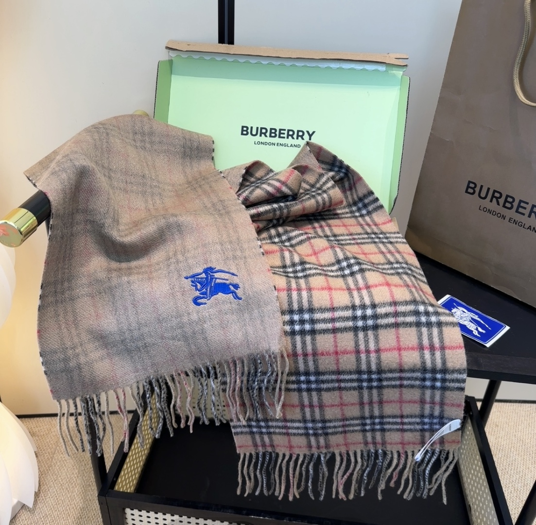 Burberry · 巴宝莉格子围巾❗️好看的要疯掉了，太有型太有魅力了❗️❗️非常斯文时尚的秋冬单品！
