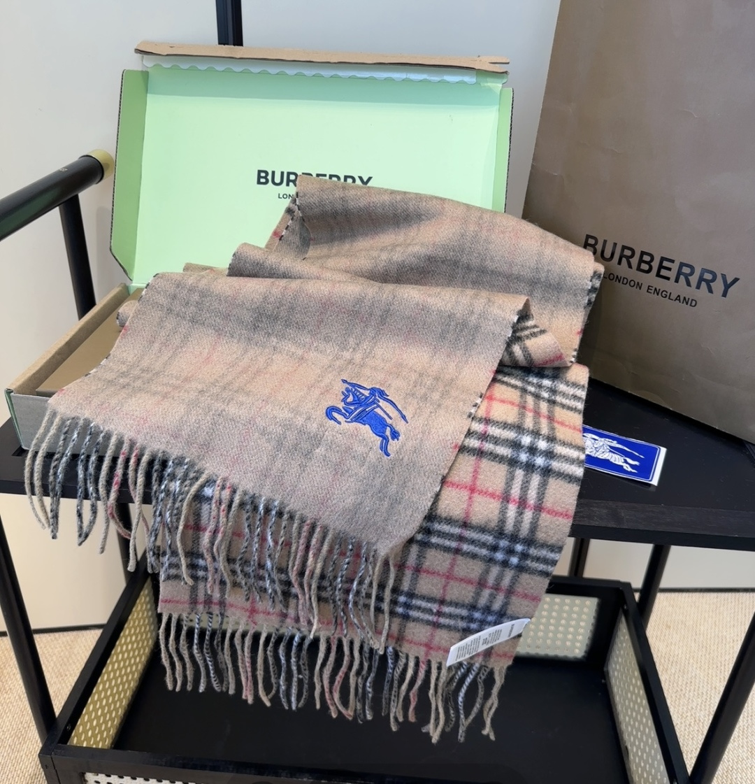 Burberry · 巴宝莉格子围巾❗️好看的要疯掉了，太有型太有魅力了❗️❗️非常斯文时尚的秋冬单品！