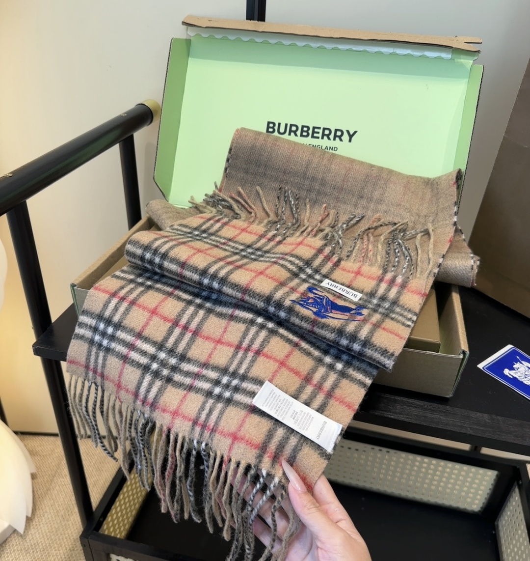 Burberry · 巴宝莉格子围巾❗️好看的要疯掉了，太有型太有魅力了❗️❗️非常斯文时尚的秋冬单品！
