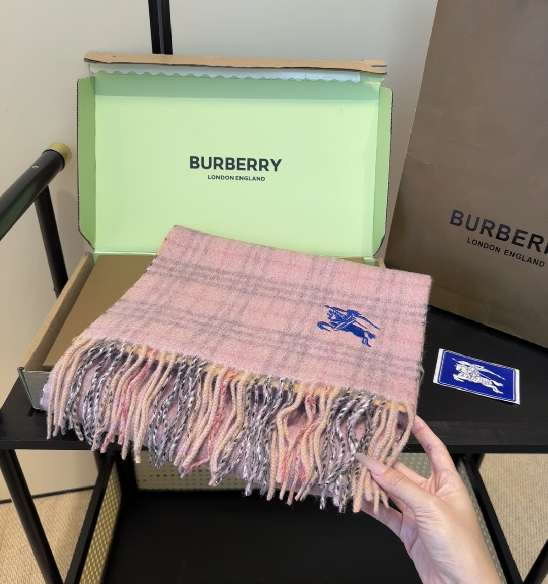 Burberry · 巴宝莉格子围巾❗️好看的要疯掉了，太有型太有魅力了❗️❗️非常斯文时尚的秋冬单品！