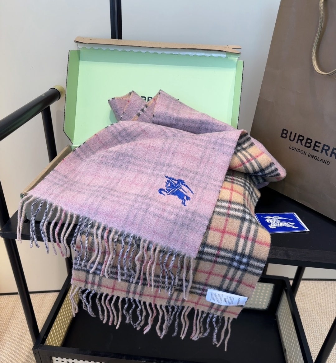 Burberry · 巴宝莉格子围巾❗️好看的要疯掉了，太有型太有魅力了❗️❗️非常斯文时尚的秋冬单品！