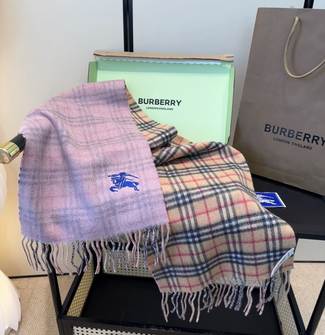 Burberry · 巴宝莉格子围巾❗️好看的要疯掉了，太有型太有魅力了❗️❗️非常斯文时尚的秋冬单品！