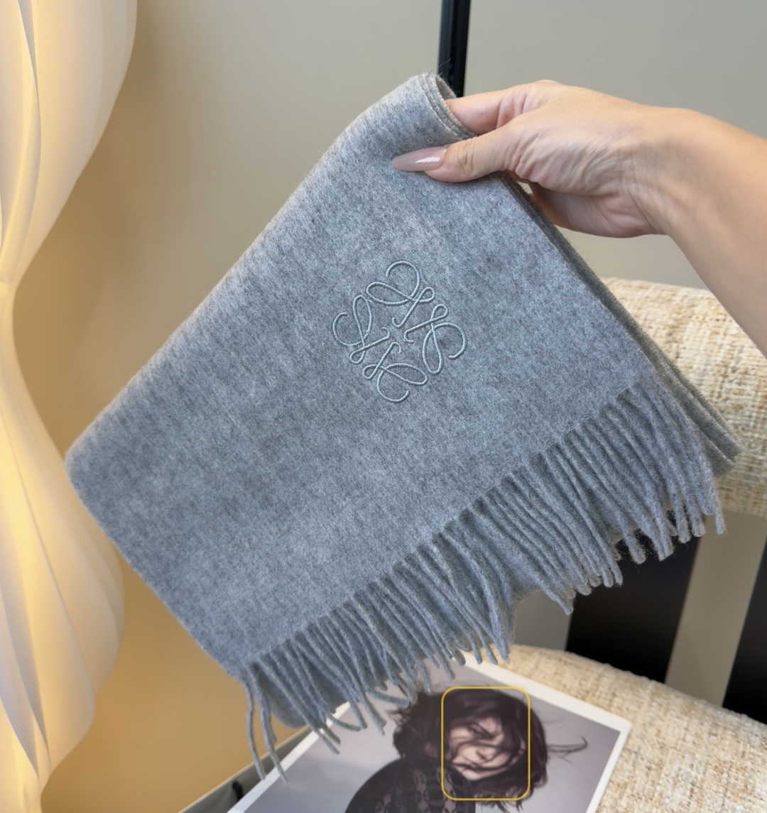 【▪Loewe · 罗意威难得一见的温柔配色，低调又不失优雅❗】重点推荐❗双面配色，一条围巾两种风格搭配