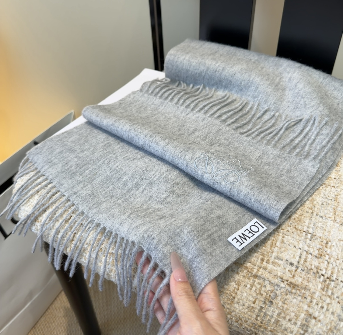 【▪Loewe · 罗意威难得一见的温柔配色，低调又不失优雅❗】重点推荐❗双面配色，一条围巾两种风格搭配