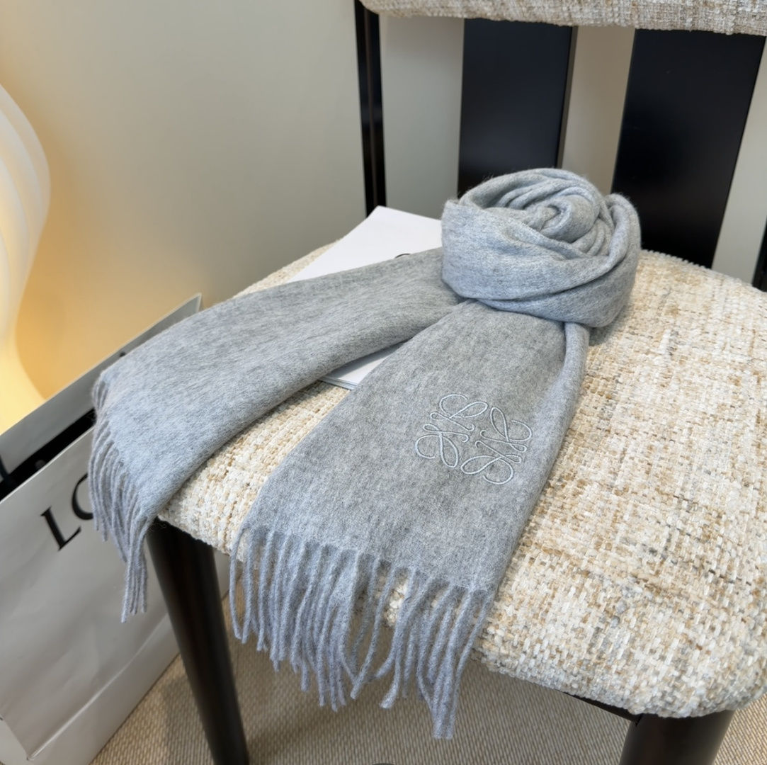 【▪Loewe · 罗意威难得一见的温柔配色，低调又不失优雅❗】重点推荐❗双面配色，一条围巾两种风格搭配