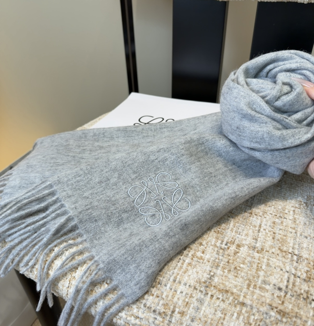 【▪Loewe · 罗意威难得一见的温柔配色，低调又不失优雅❗】重点推荐❗双面配色，一条围巾两种风格搭配