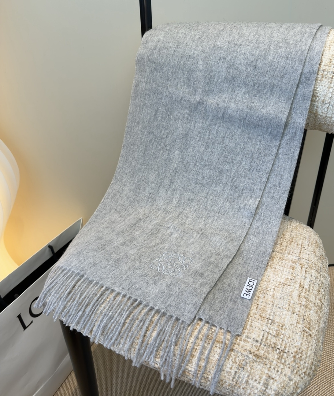 【▪Loewe · 罗意威难得一见的温柔配色，低调又不失优雅❗】重点推荐❗双面配色，一条围巾两种风格搭配