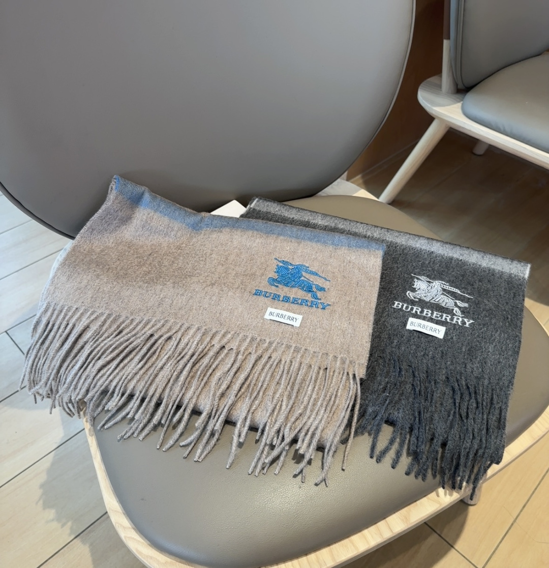Burberry · 巴宝莉围巾❗️好看的要疯掉了，太有型太有魅力了❗️❗️非常斯文时尚的秋冬单品！真的