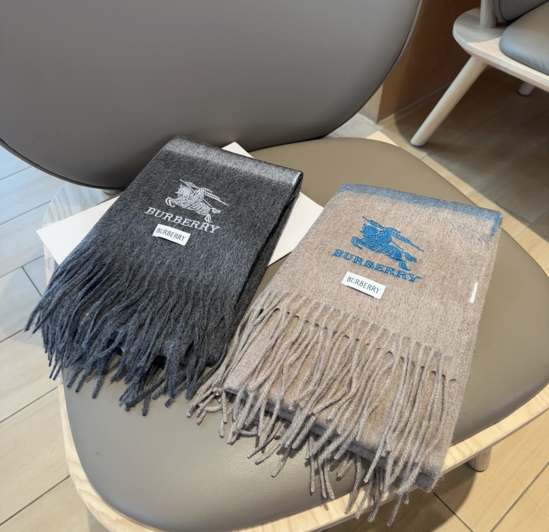 Burberry · 巴宝莉围巾❗️好看的要疯掉了，太有型太有魅力了❗️❗️非常斯文时尚的秋冬单品！真的