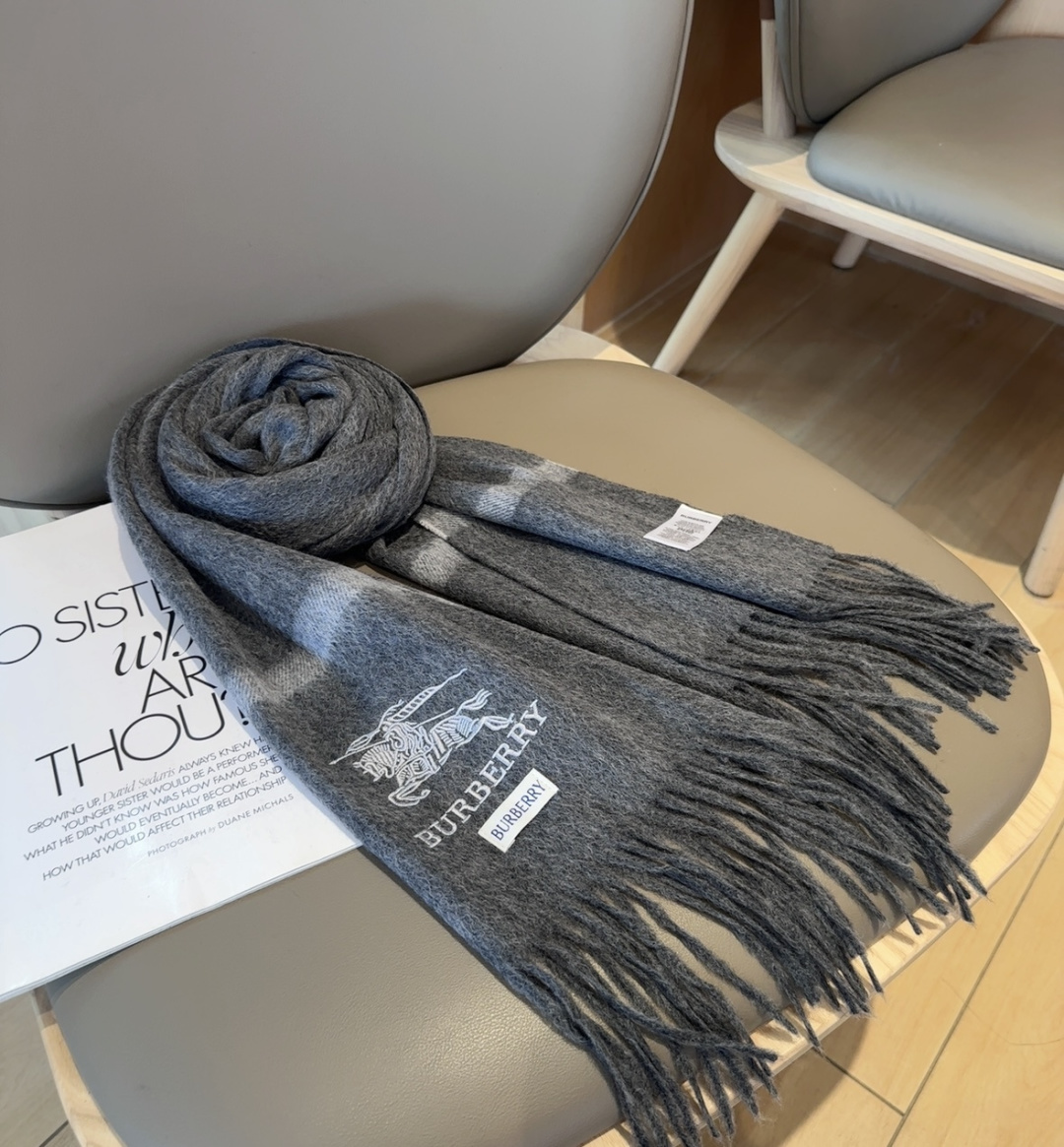 Burberry · 巴宝莉围巾❗️好看的要疯掉了，太有型太有魅力了❗️❗️非常斯文时尚的秋冬单品！真的