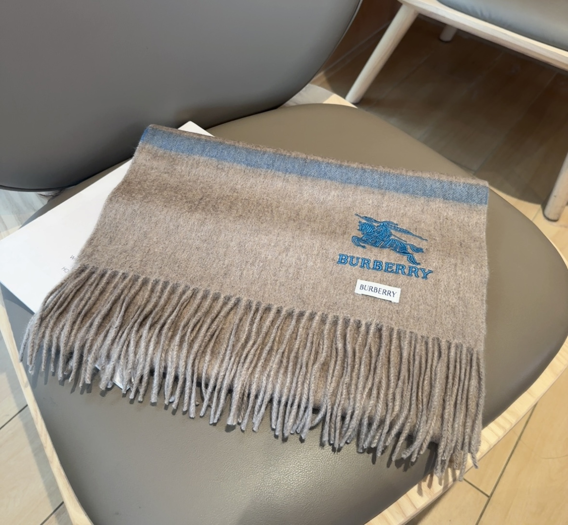 Burberry · 巴宝莉围巾❗️好看的要疯掉了，太有型太有魅力了❗️❗️非常斯文时尚的秋冬单品！真的
