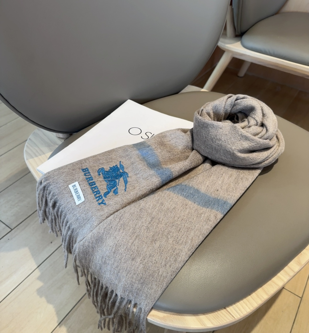 Burberry · 巴宝莉围巾❗️好看的要疯掉了，太有型太有魅力了❗️❗️非常斯文时尚的秋冬单品！真的
