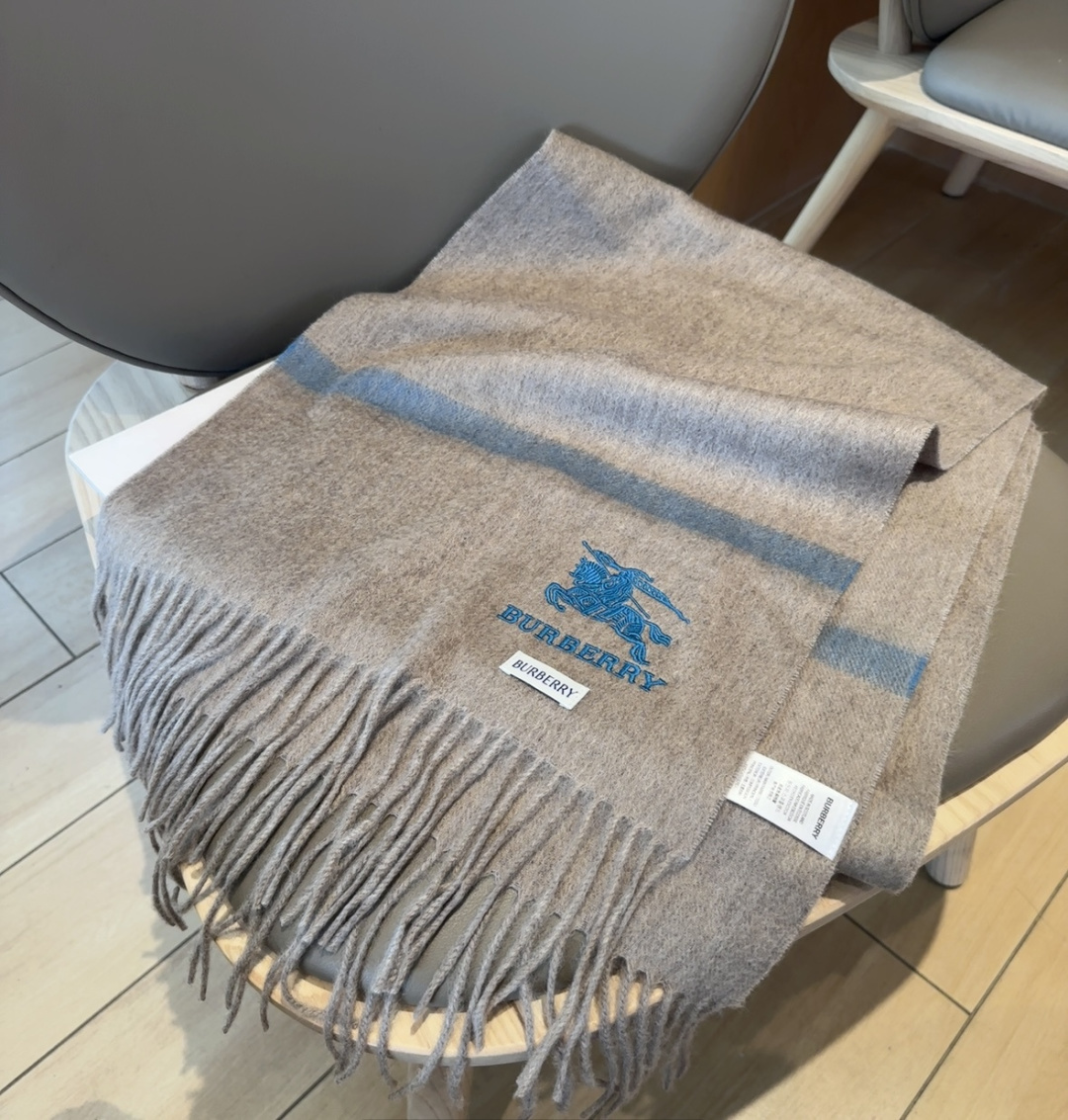 Burberry · 巴宝莉围巾❗️好看的要疯掉了，太有型太有魅力了❗️❗️非常斯文时尚的秋冬单品！真的
