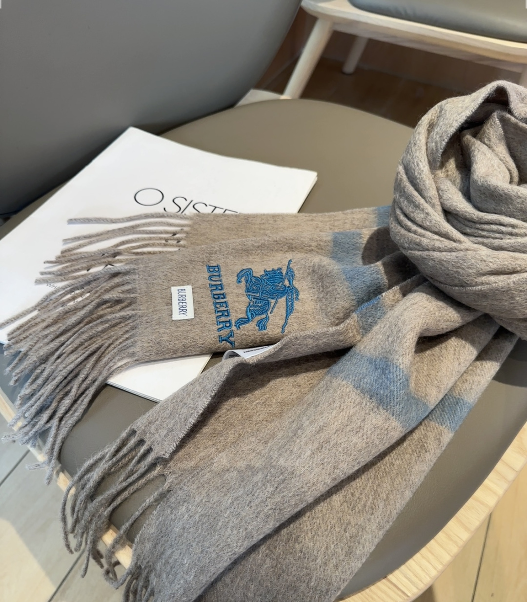 Burberry · 巴宝莉围巾❗️好看的要疯掉了，太有型太有魅力了❗️❗️非常斯文时尚的秋冬单品！真的