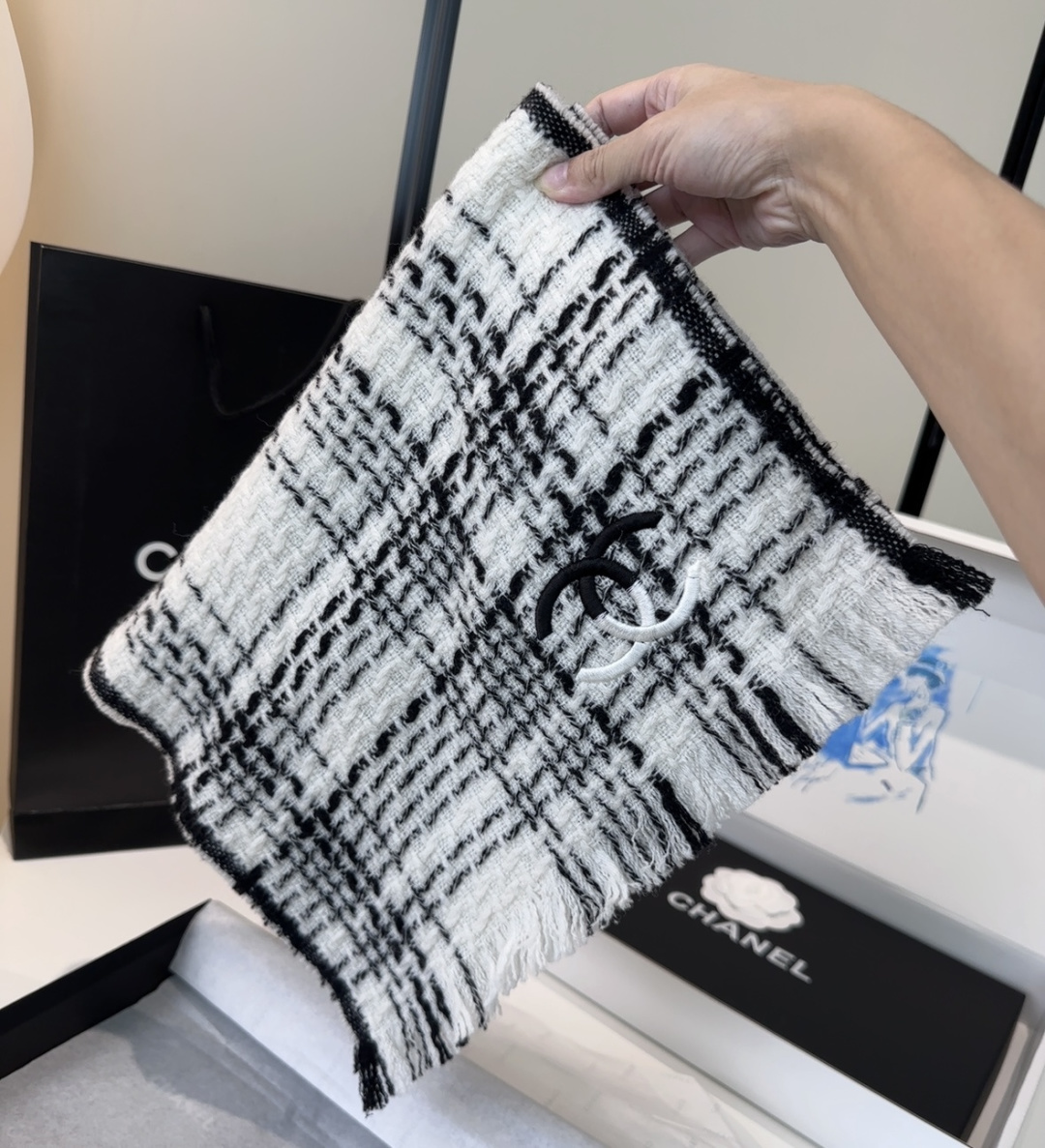 【双C针织羊绒围巾】今年的新款~真的超级气质百搭的设计~经典菱格纹元素再现，香家专属的风格！coco l