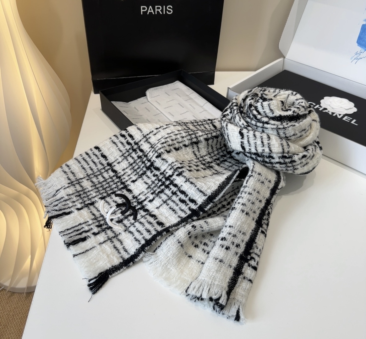 【双C针织羊绒围巾】今年的新款~真的超级气质百搭的设计~经典菱格纹元素再现，香家专属的风格！coco l