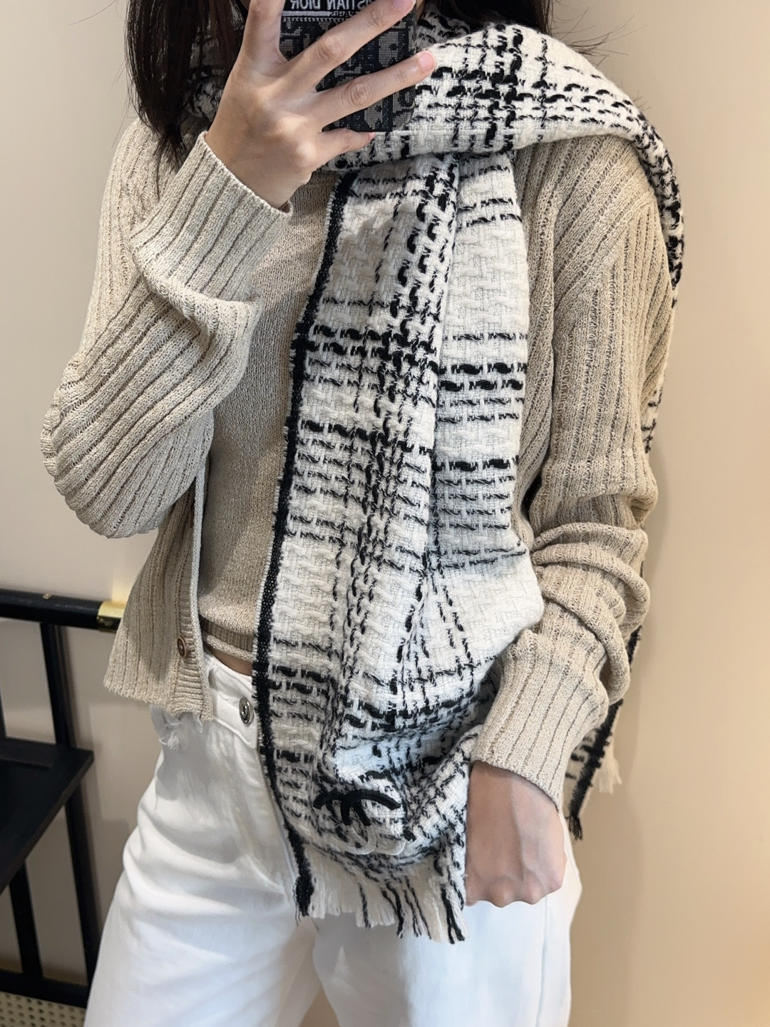 【双C针织羊绒围巾】今年的新款~真的超级气质百搭的设计~经典菱格纹元素再现，香家专属的风格！coco l