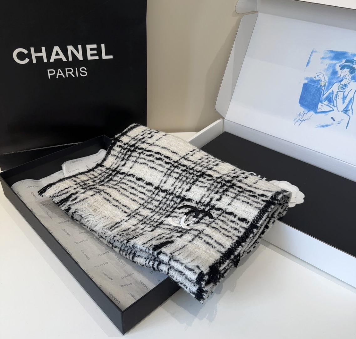 【双C针织羊绒围巾】今年的新款~真的超级气质百搭的设计~经典菱格纹元素再现，香家专属的风格！coco l