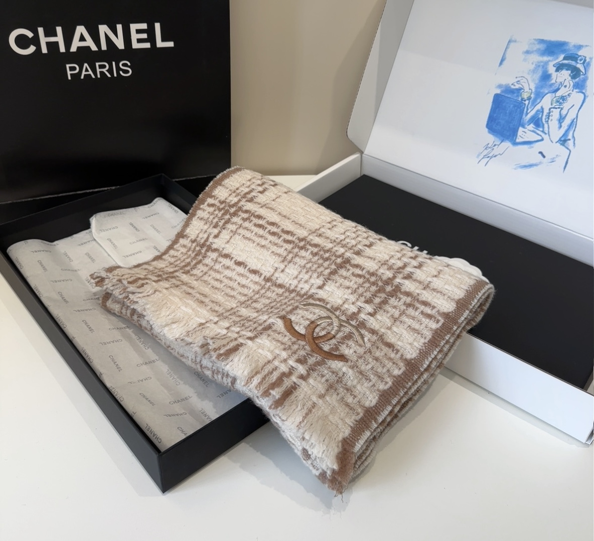 【双C针织羊绒围巾】今年的新款~真的超级气质百搭的设计~经典菱格纹元素再现，香家专属的风格！coco l