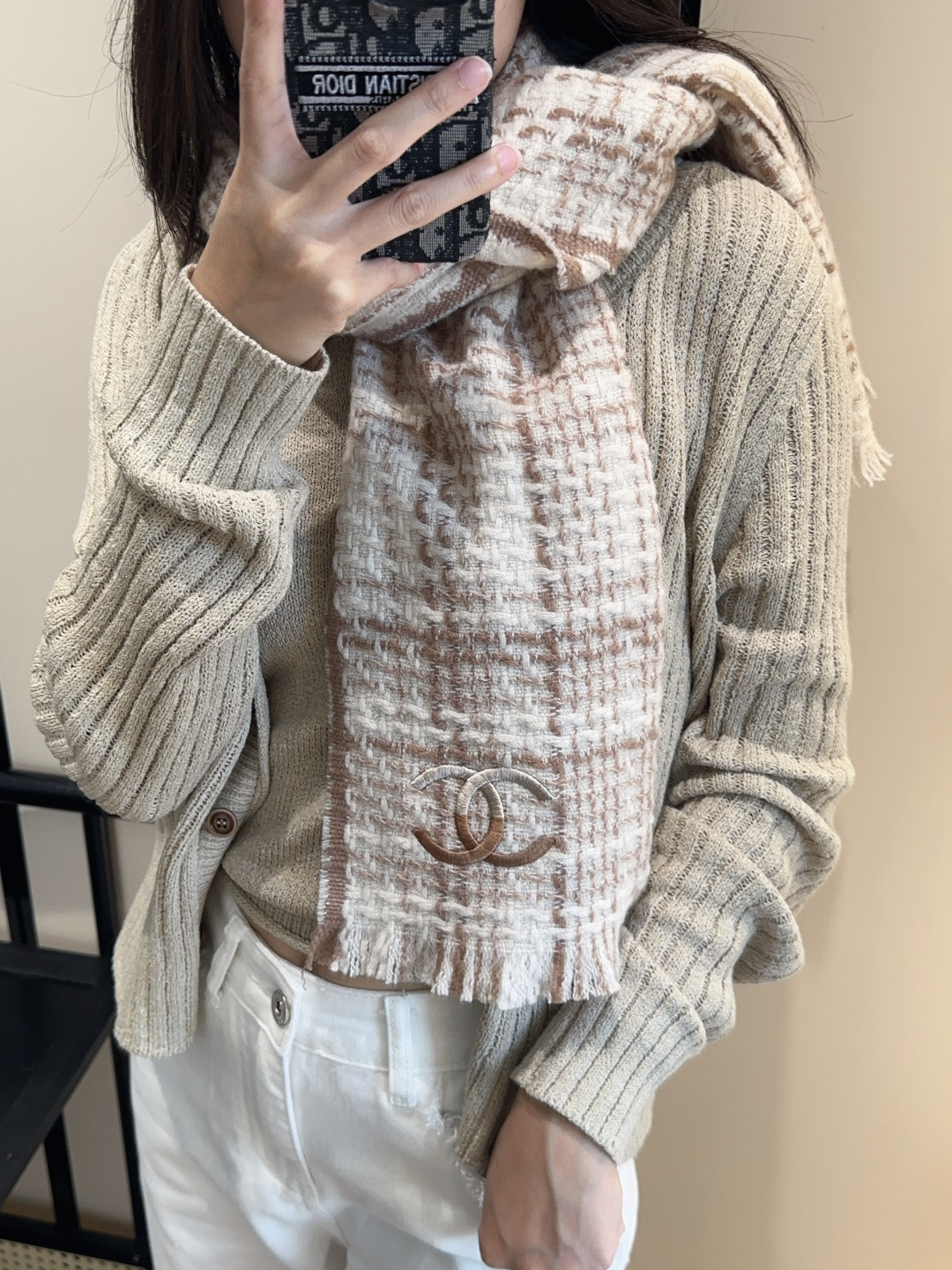 【双C针织羊绒围巾】今年的新款~真的超级气质百搭的设计~经典菱格纹元素再现，香家专属的风格！coco l