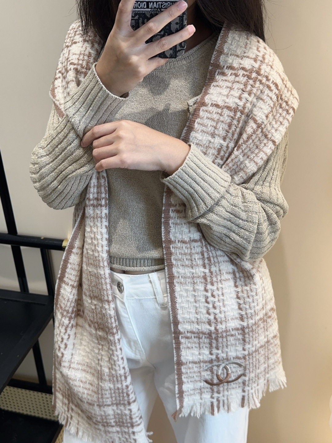 【双C针织羊绒围巾】今年的新款~真的超级气质百搭的设计~经典菱格纹元素再现，香家专属的风格！coco l