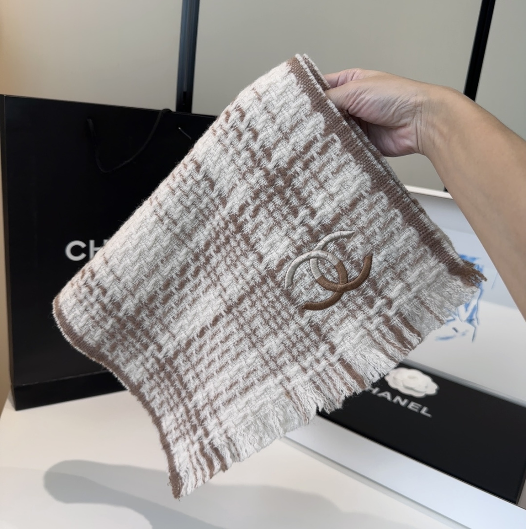 【双C针织羊绒围巾】今年的新款~真的超级气质百搭的设计~经典菱格纹元素再现，香家专属的风格！coco l