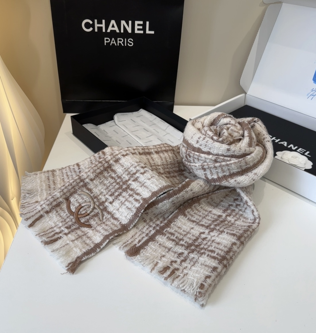 【双C针织羊绒围巾】今年的新款~真的超级气质百搭的设计~经典菱格纹元素再现，香家专属的风格！coco l