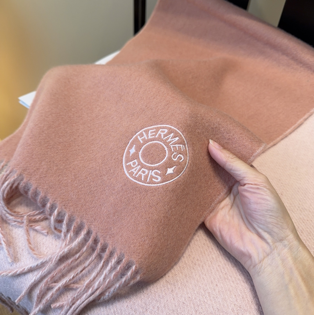 2025年Hermes · 爱马仕，难得一见的温柔配色，低调又不失优雅❗️】重点推荐❗️双边配色，一条围