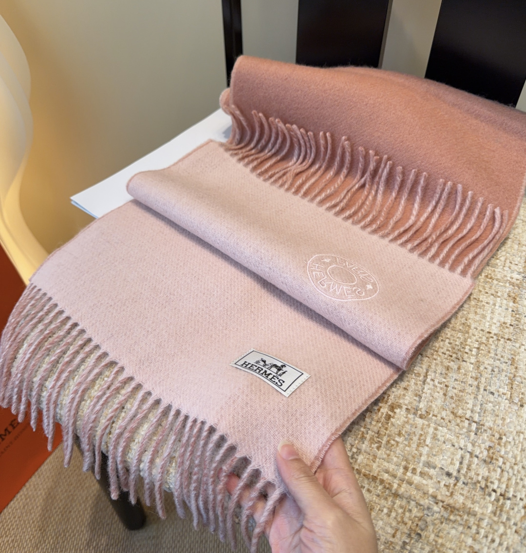 2025年Hermes · 爱马仕，难得一见的温柔配色，低调又不失优雅❗️】重点推荐❗️双边配色，一条围