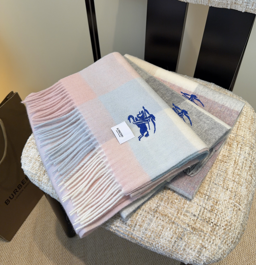 Burberry · 巴宝莉围巾❗️好看的要疯掉了，太有型太有魅力了❗️❗️非常斯文时尚的秋冬单品！真的