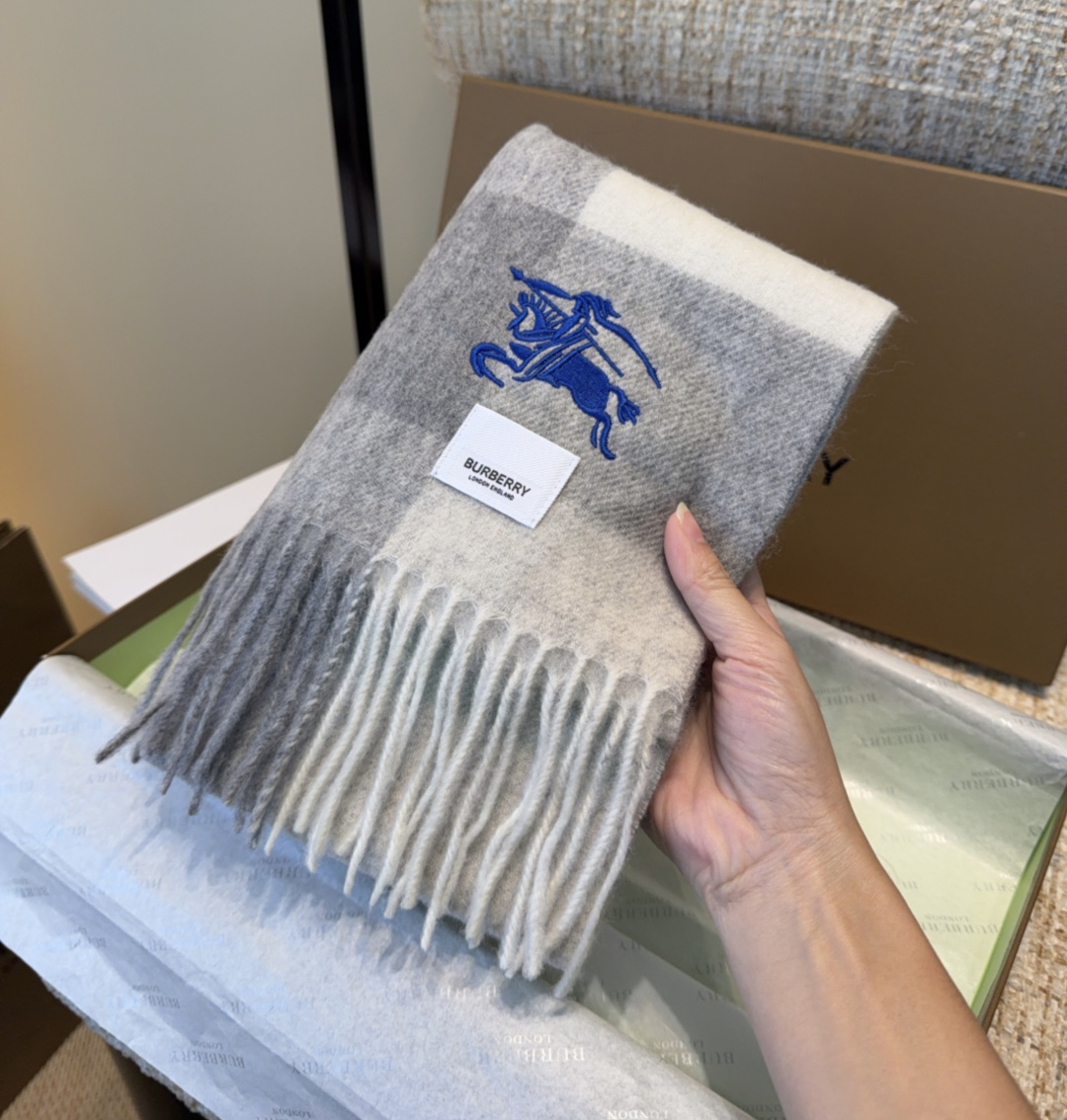 Burberry · 巴宝莉围巾❗️好看的要疯掉了，太有型太有魅力了❗️❗️非常斯文时尚的秋冬单品！真的