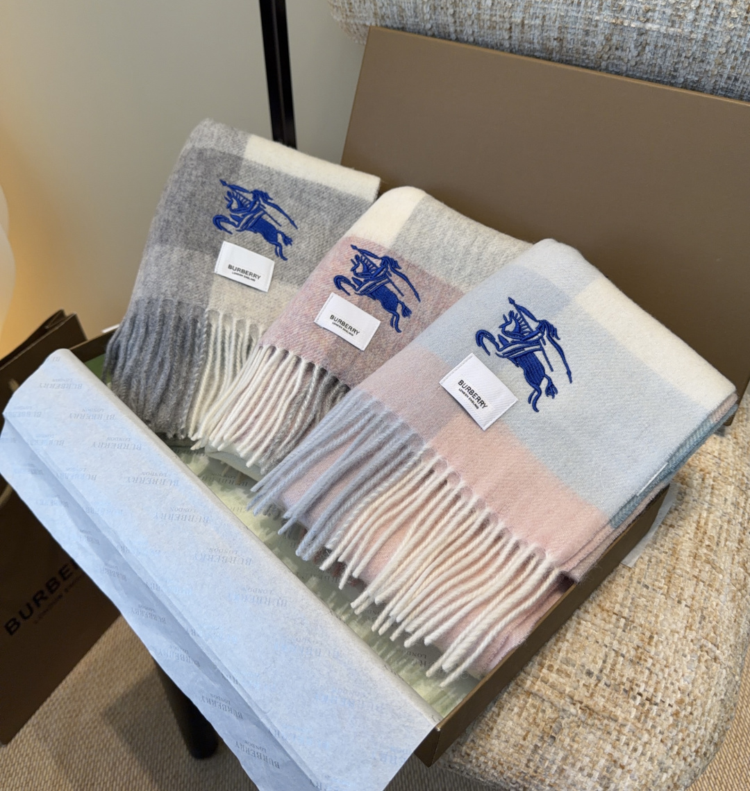 Burberry · 巴宝莉围巾❗️好看的要疯掉了，太有型太有魅力了❗️❗️非常斯文时尚的秋冬单品！真的