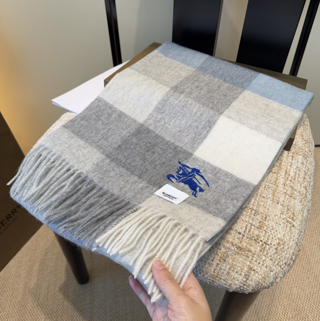 Burberry · 巴宝莉围巾❗️好看的要疯掉了，太有型太有魅力了❗️❗️非常斯文时尚的秋冬单品！真的