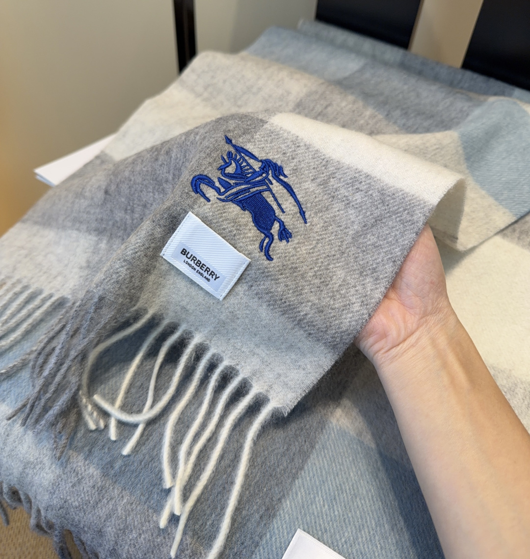 Burberry · 巴宝莉围巾❗️好看的要疯掉了，太有型太有魅力了❗️❗️非常斯文时尚的秋冬单品！真的