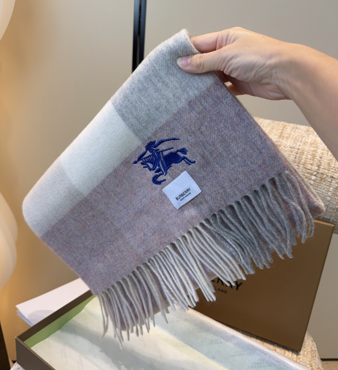 Burberry · 巴宝莉围巾❗️好看的要疯掉了，太有型太有魅力了❗️❗️非常斯文时尚的秋冬单品！真的