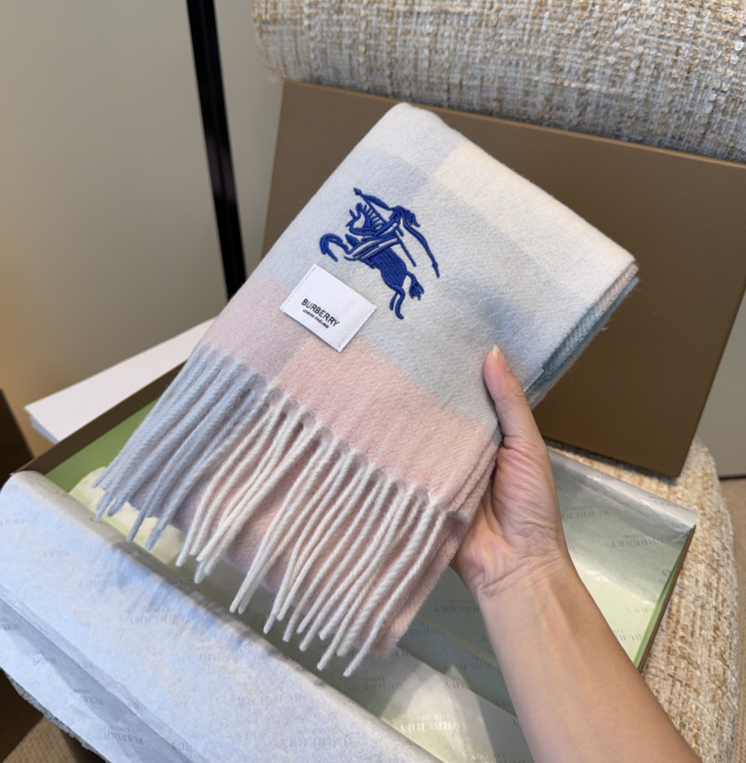 Burberry · 巴宝莉围巾❗️好看的要疯掉了，太有型太有魅力了❗️❗️非常斯文时尚的秋冬单品！真的