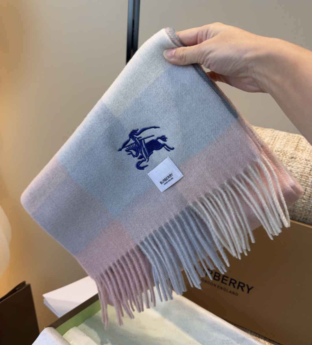 Burberry · 巴宝莉围巾❗️好看的要疯掉了，太有型太有魅力了❗️❗️非常斯文时尚的秋冬单品！真的