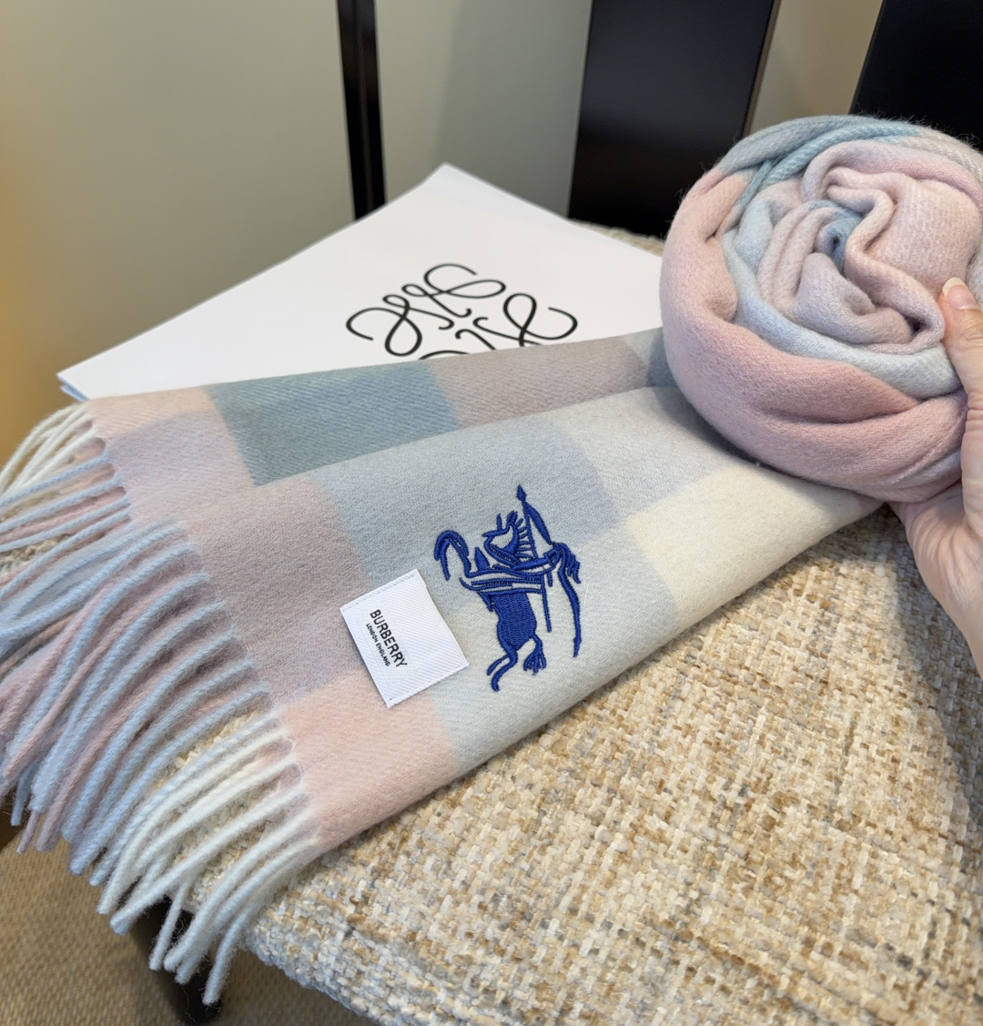 Burberry · 巴宝莉围巾❗️好看的要疯掉了，太有型太有魅力了❗️❗️非常斯文时尚的秋冬单品！真的