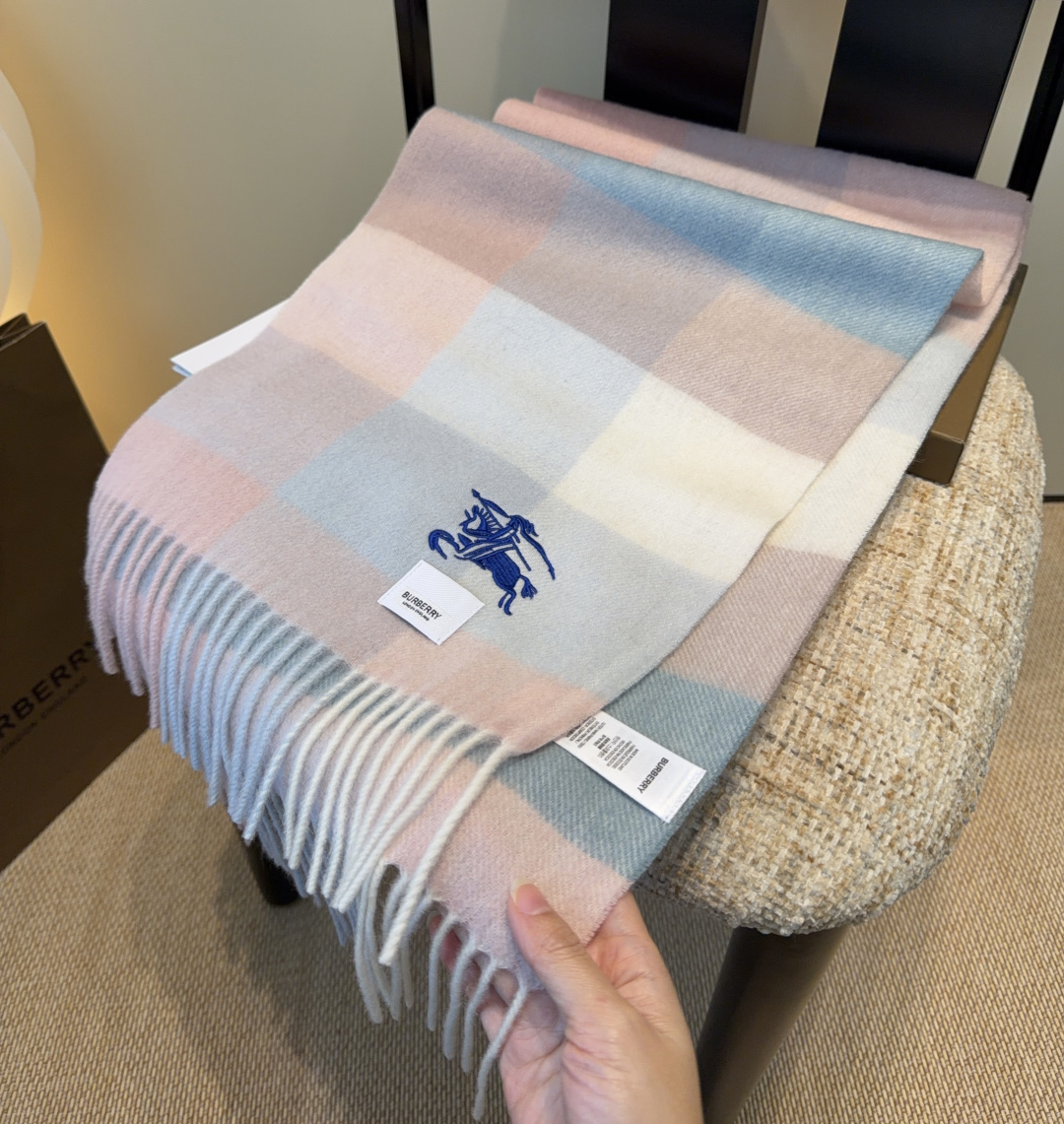Burberry · 巴宝莉围巾❗️好看的要疯掉了，太有型太有魅力了❗️❗️非常斯文时尚的秋冬单品！真的